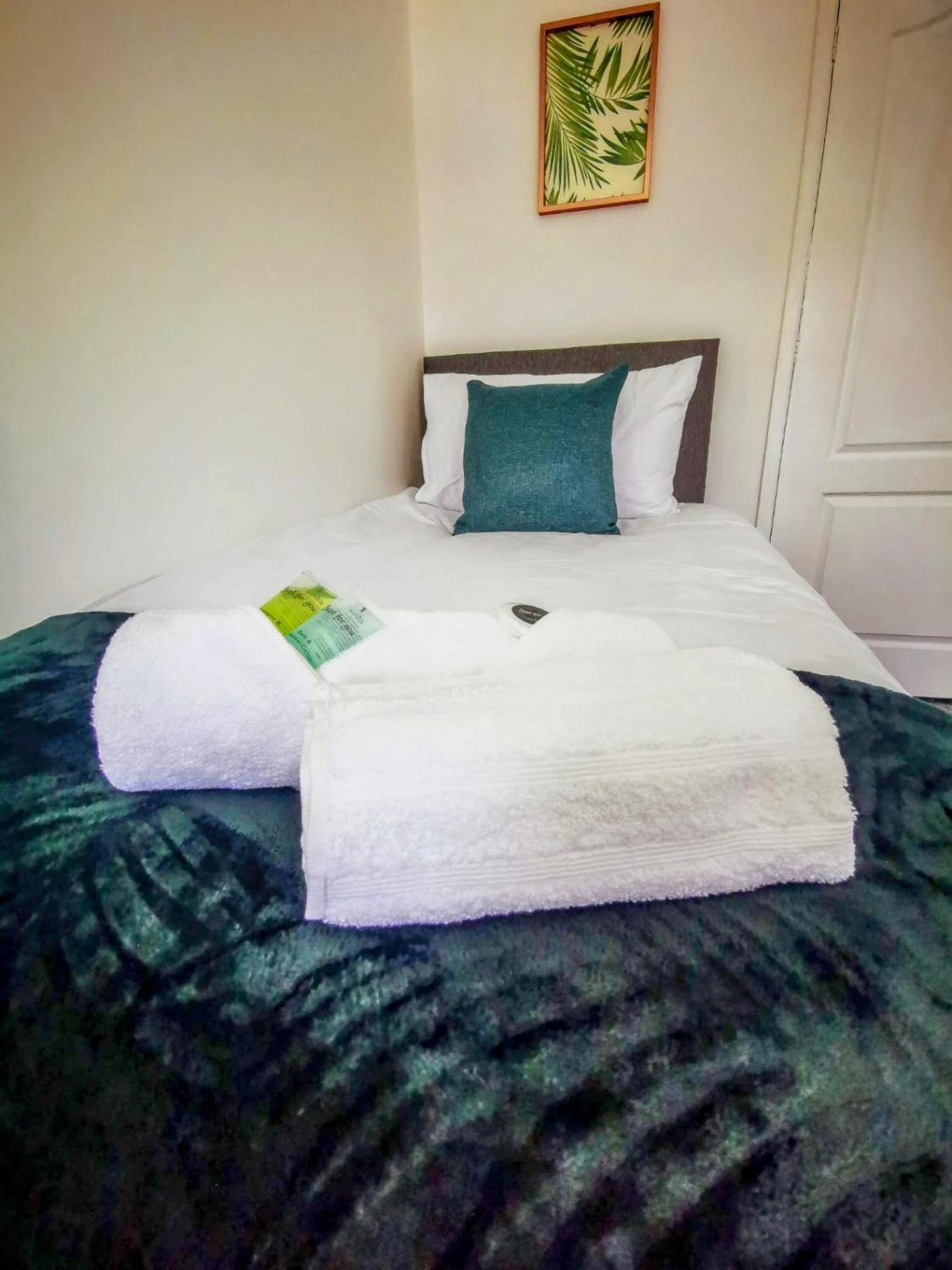 No 7 - Bright, Spacious 3 Bed Home With Parking & Wifi Huyton Exterior photo