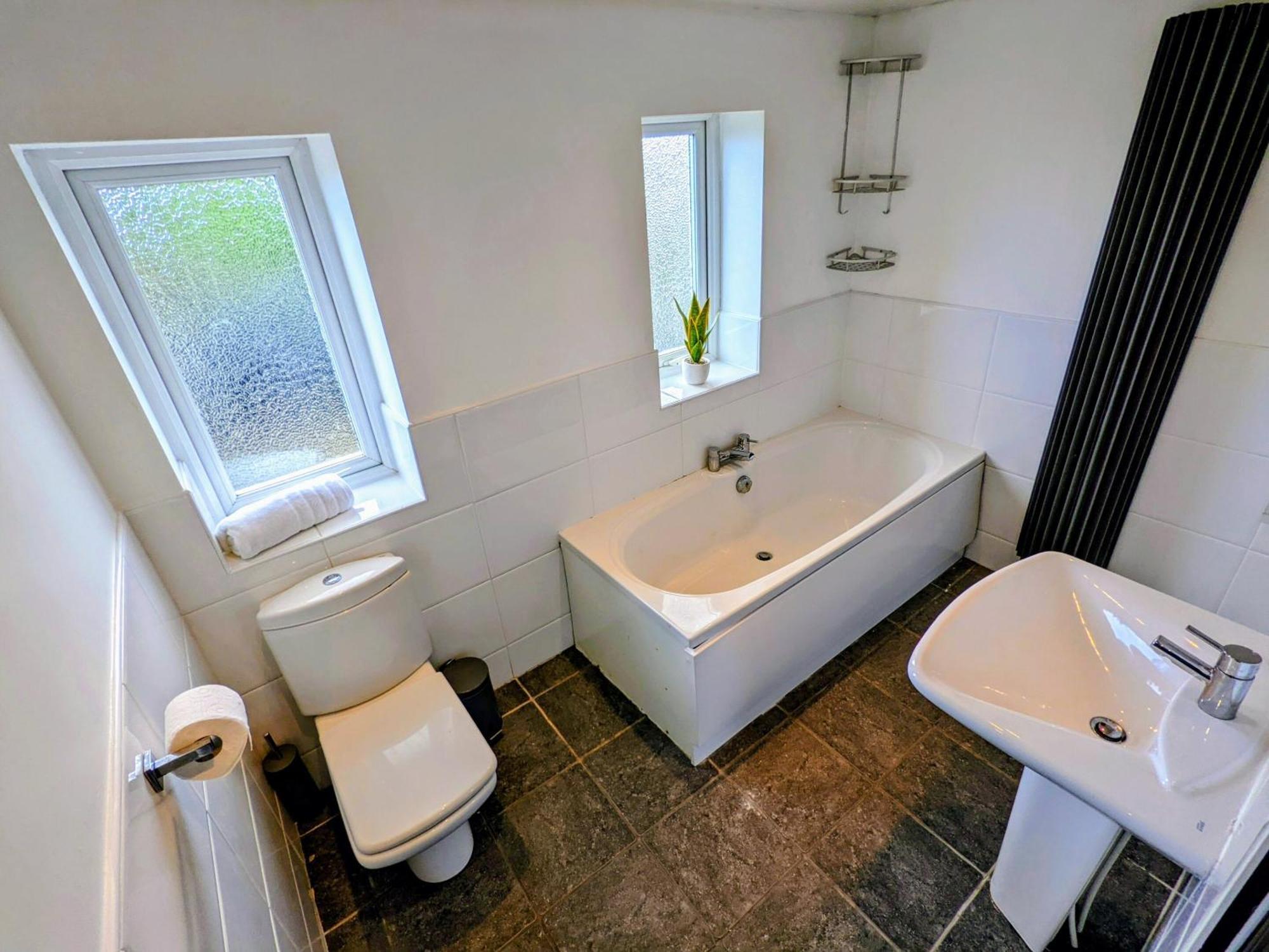 No 7 - Bright, Spacious 3 Bed Home With Parking & Wifi Huyton Exterior photo