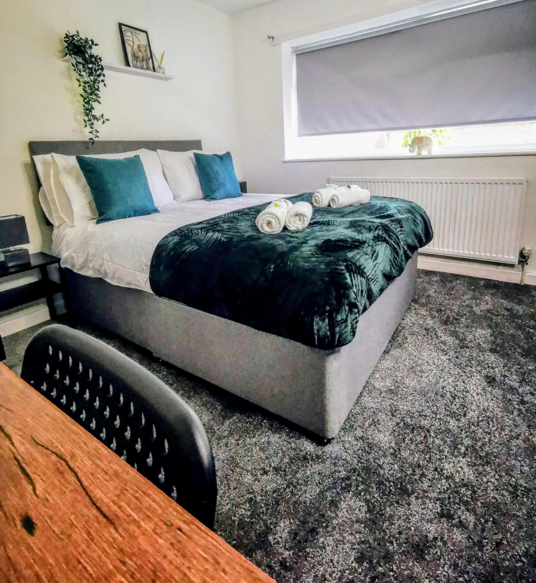 No 7 - Bright, Spacious 3 Bed Home With Parking & Wifi Huyton Exterior photo