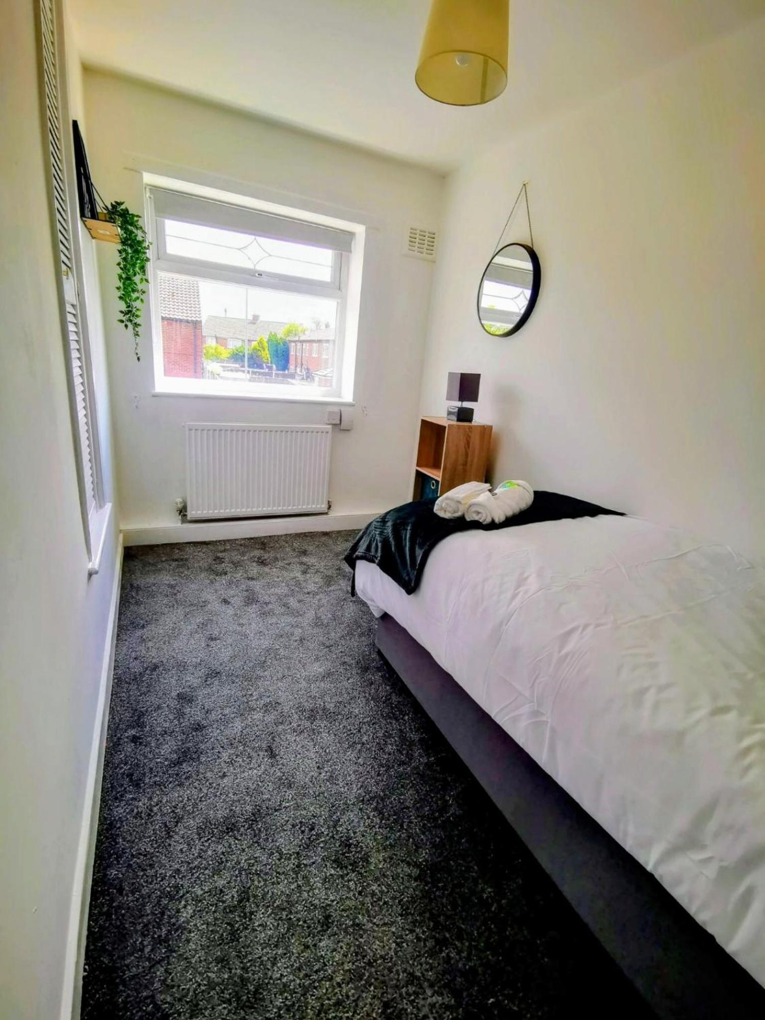 No 7 - Bright, Spacious 3 Bed Home With Parking & Wifi Huyton Exterior photo